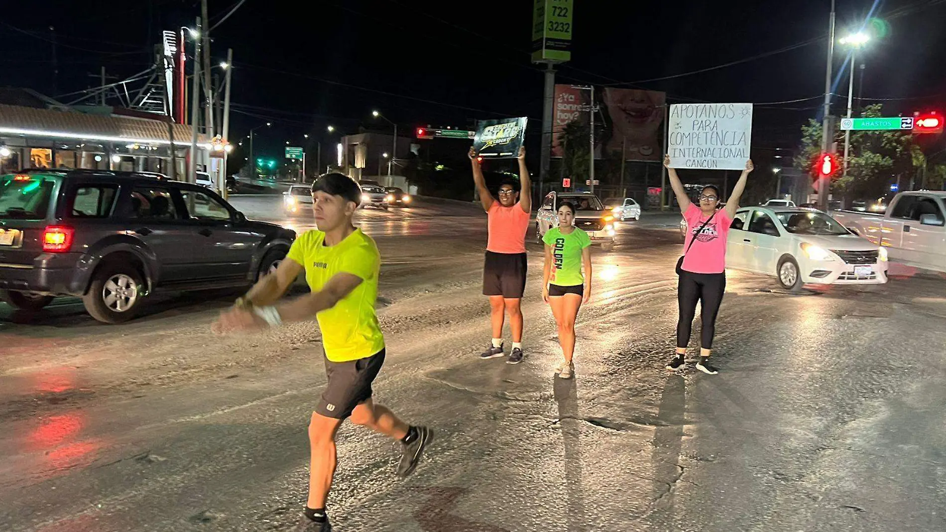 Jóvenes atletas recaudan fondos en la calle para competir en Cancún